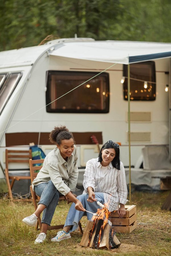 Est-ce que le camping d'hiver en yourte est adapté aux familles avec jeunes enfants ?
