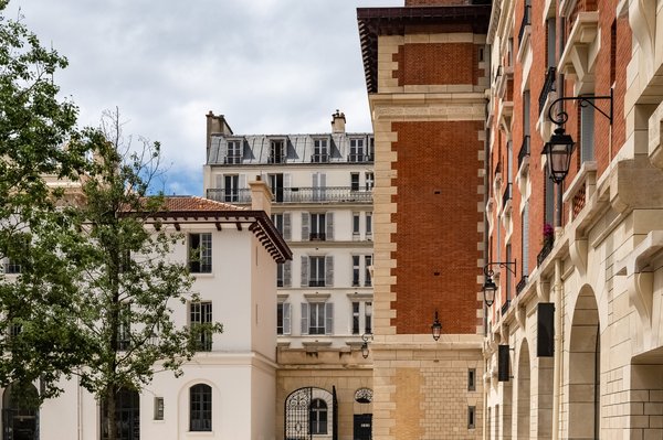 Quelles options de logement dans le Marais à Paris proposent des visites guidées privées?